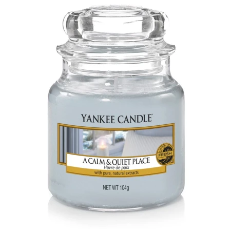 a-calm&amp;quet-place-swieca-w-sloiku-mala-yankee-candle.jpg