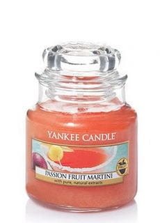Przejdź do produktu Yankee Candle świeca mała w słoiku Passion Fruit Martini