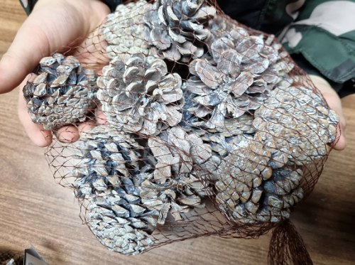 Przejdź do produktu Szyszki na choinkę ozdobne bielone 24 szt 142246