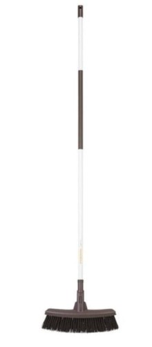 Przejdź do produktu Szczotka ulicówka miotła na balkon z trzonkiem Fiskars 1025927